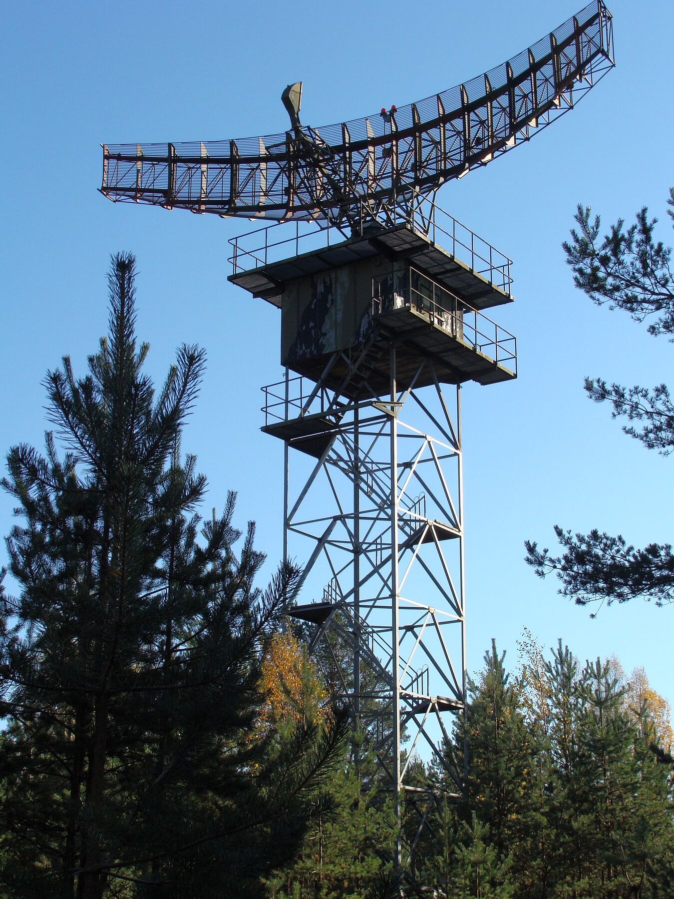 Bir radar anteni kulesi (genel görünüm)
