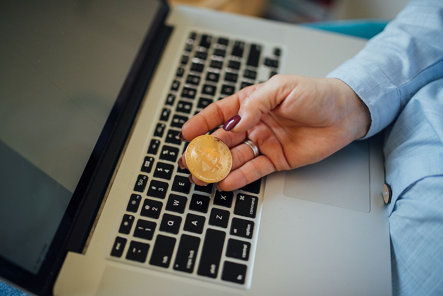 Fiziksel bir Bitcoin madeni parası