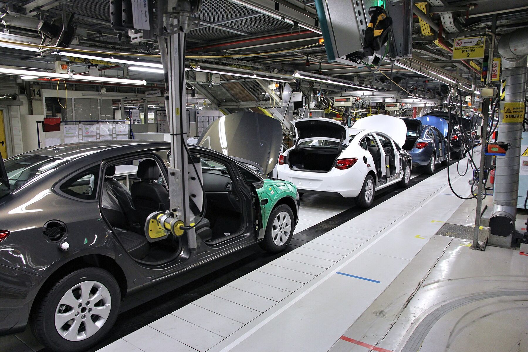 Bir otomobil fabrikasında montaj hattı