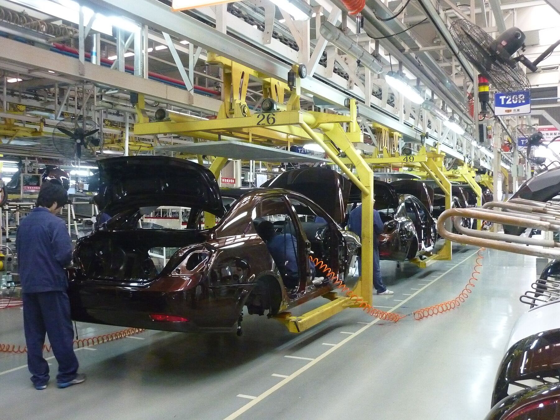 Bir otomobil fabrikasında montaj hattı